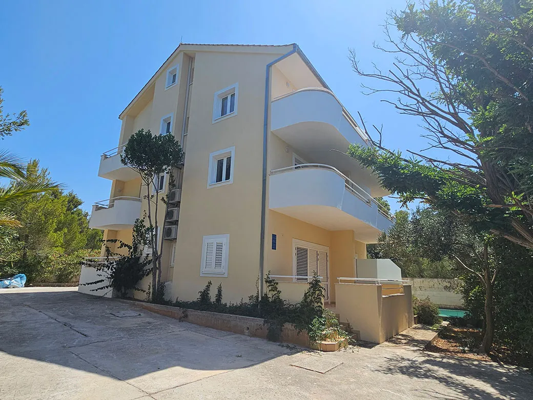 Apartment building with 8 units, Milna, Brač