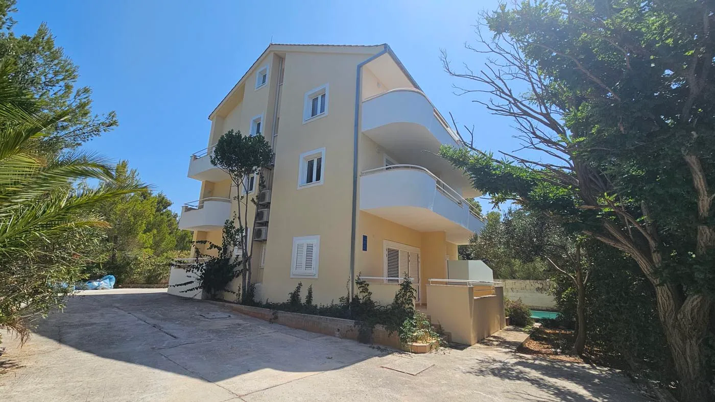Apartment building with 8 units, Milna, Brač – Photo 1