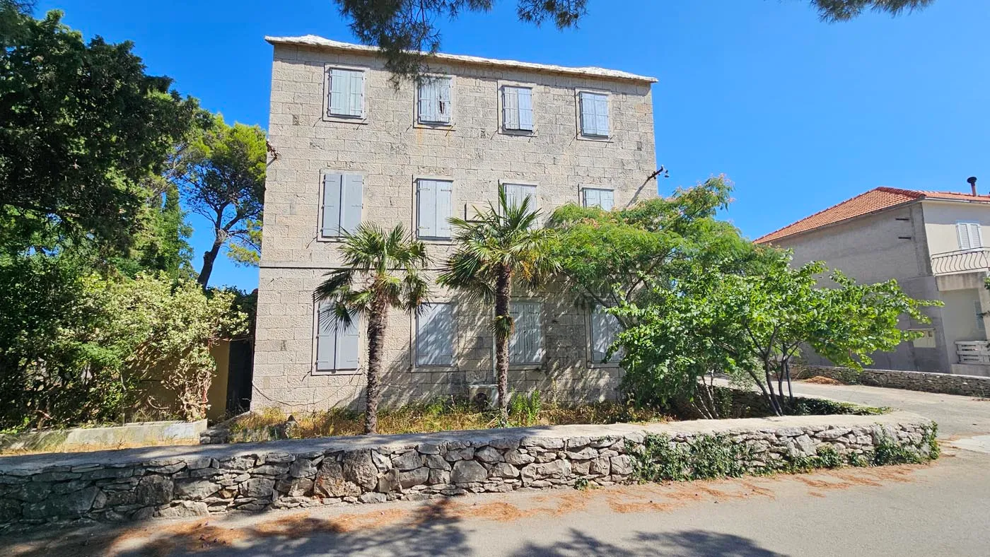 Traditional Stone House on a Large Estate, Škrip – Brač Island – Photo 1