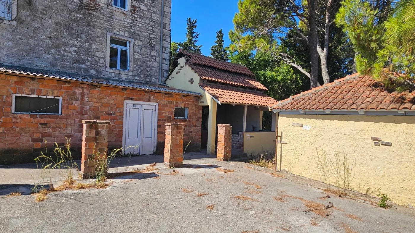 Traditional Stone House on a Large Estate, Škrip – Brač Island – Photo 4